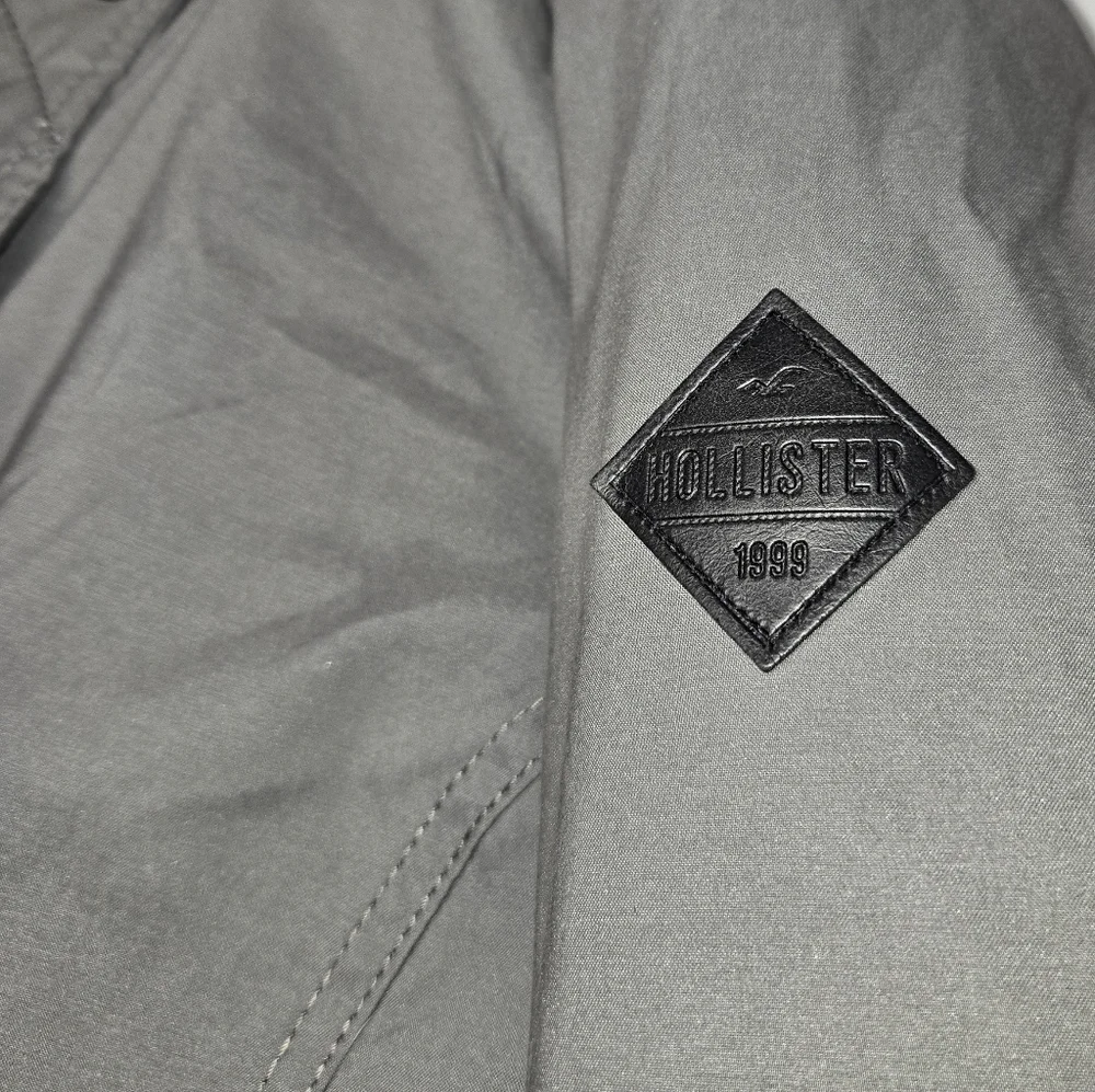 Hollister Women's Gray Jacket/ Parka with Faux Fur Hood Size Large *LIKE NEW* - Picture 6 of 12